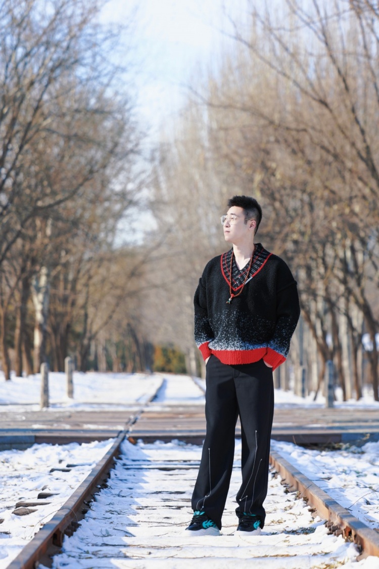 LPL解说王多多分享照片：新年第一照，北京。雪景太好看啦！