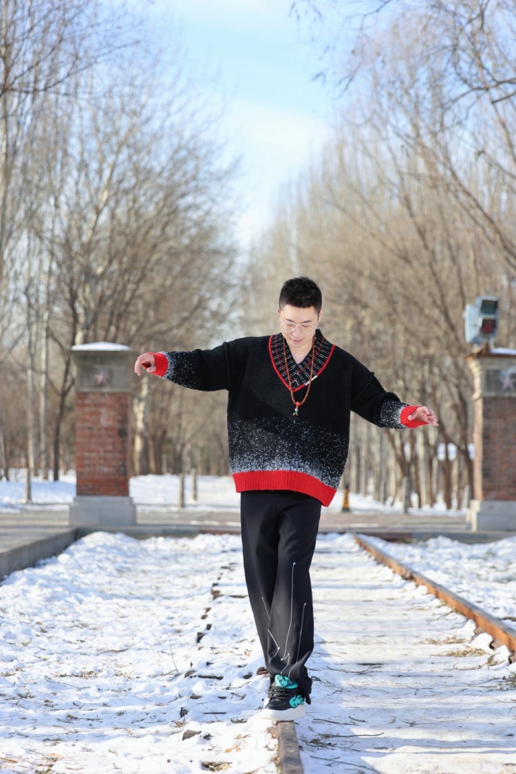 LPL解说王多多分享照片：新年第一照，北京。雪景太好看啦！