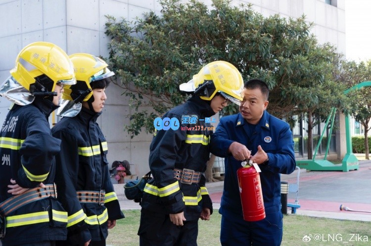 LNG俱乐部选手参加全民消防活动：走进消防，关注消防，从我做起