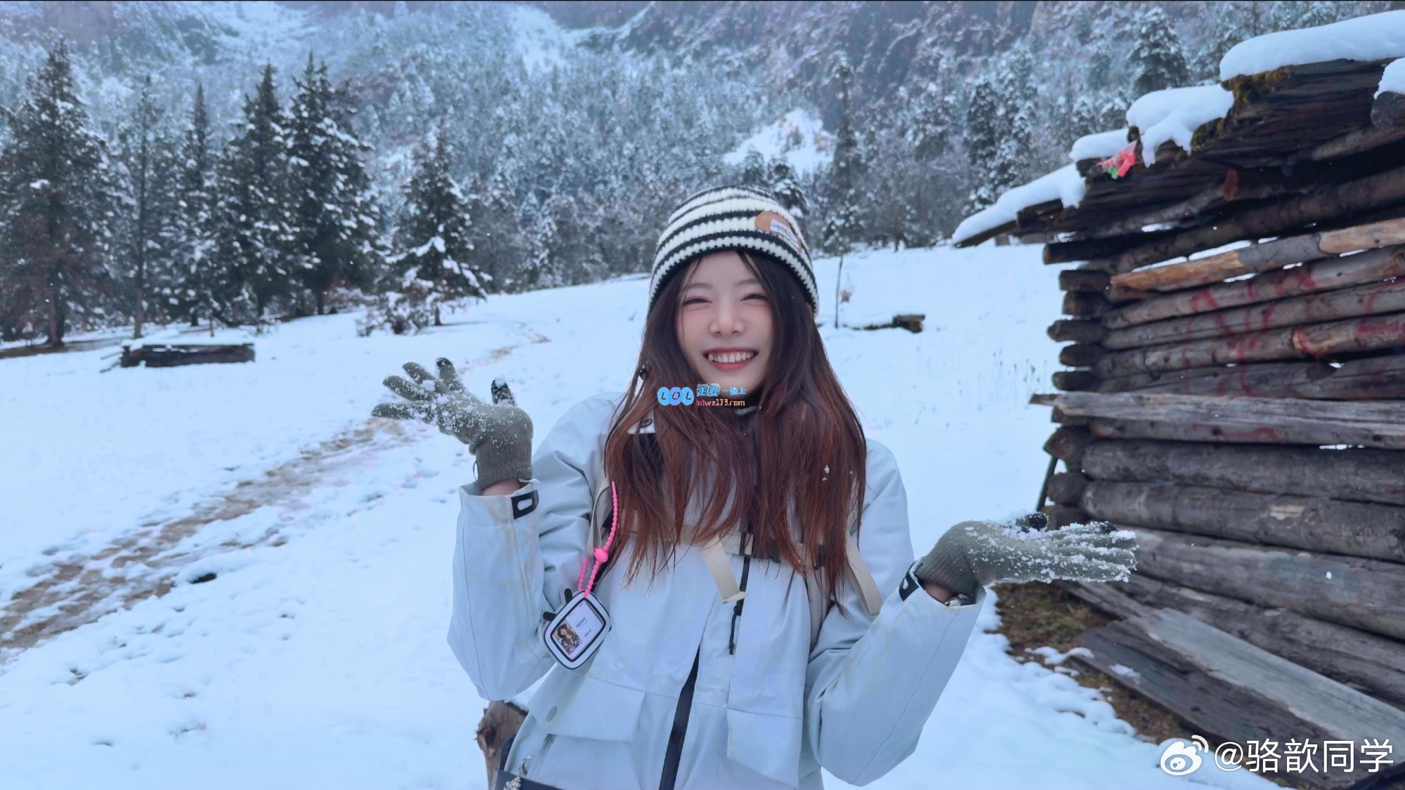 骆歆分享与树奈奈一起香格里拉旅游美照：超好运碰上香格里拉的初雪❄️