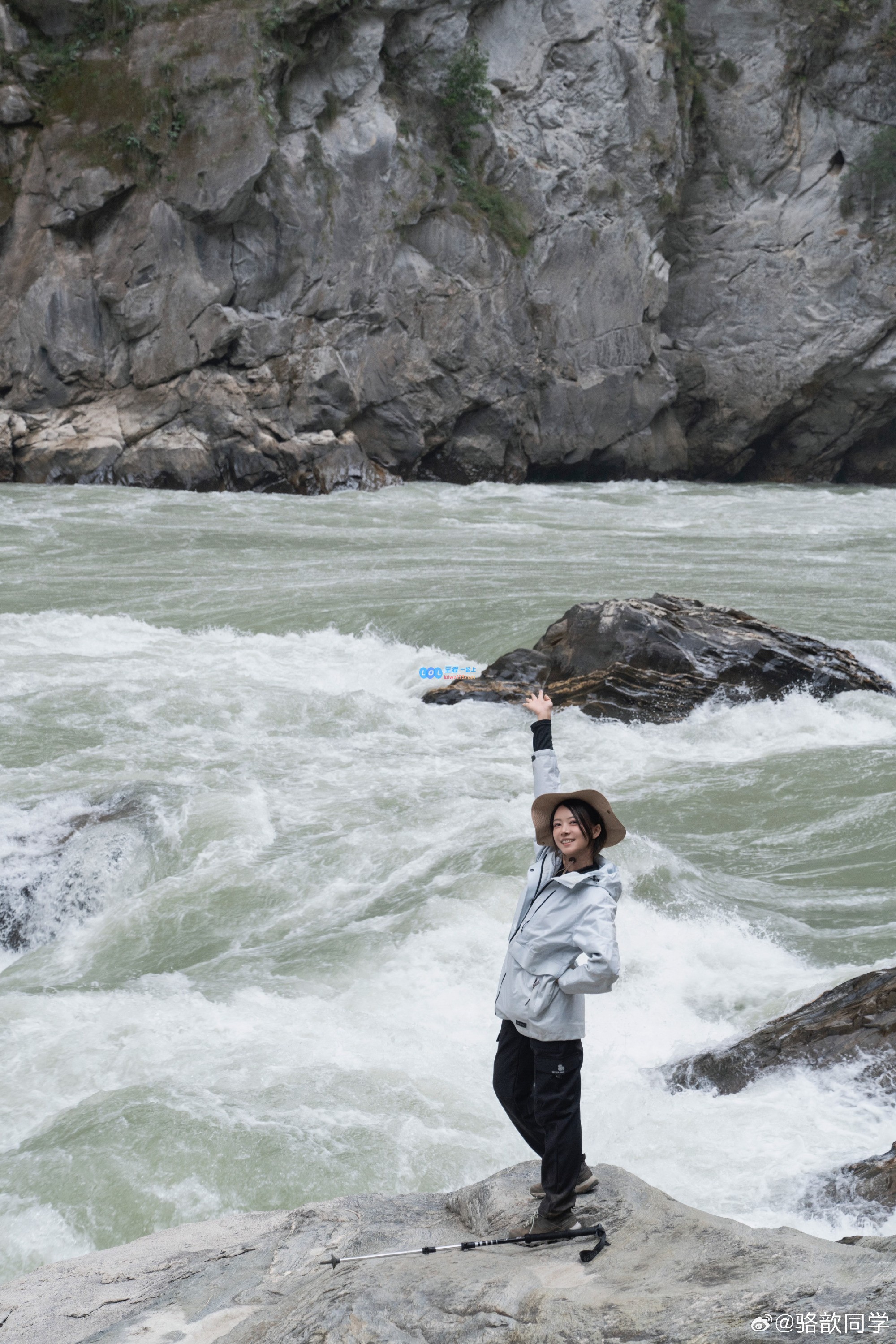 骆歆分享与柴西等朋友户外登山美照：点亮地球online又一片地图✨