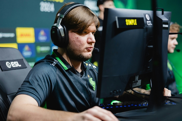 s1mple：比赛期间在死亡时打开steam是否被允许？