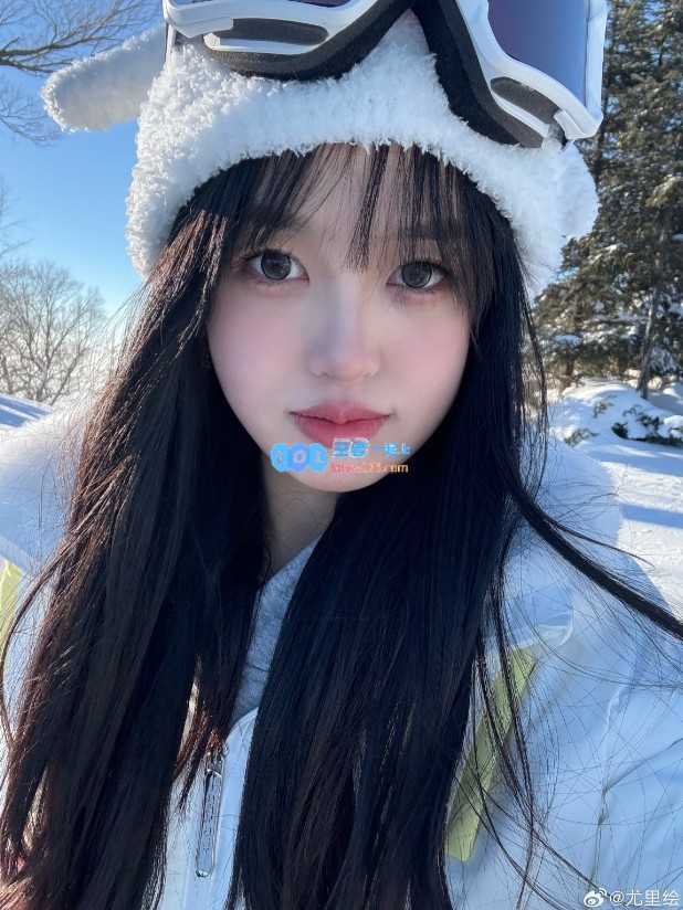 GALA女友尤里绘雪地仙女照：少女的红晕超越了所有甜言蜜语！