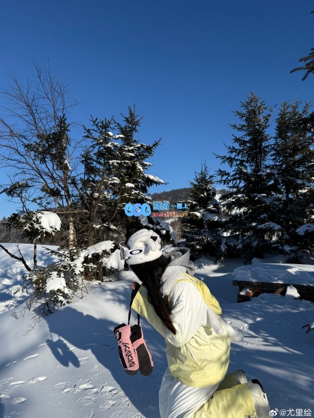 GALA女友尤里绘雪地仙女照：少女的红晕超越了所有甜言蜜语！